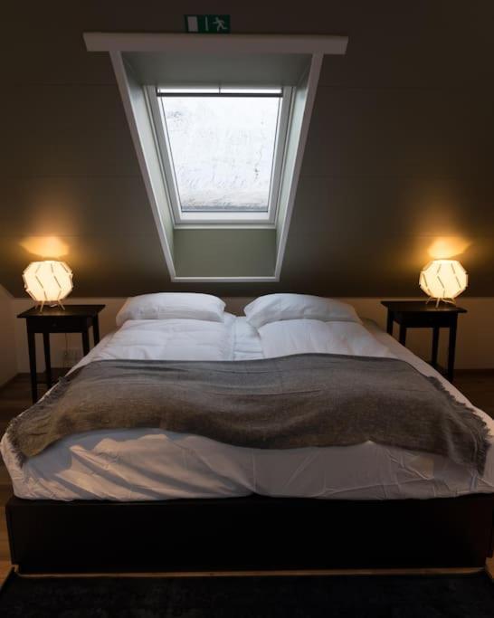 Apartamento Scenic Penthouse - Ocean View & Skylight Windows Siglufjordur Exterior foto