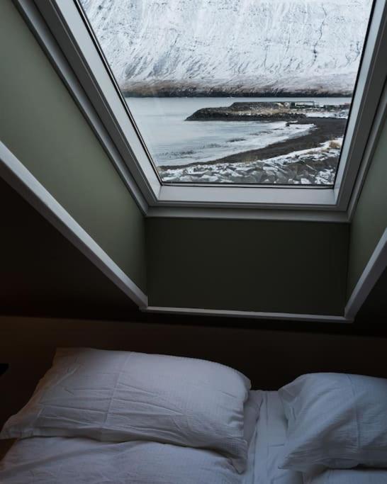 Apartamento Scenic Penthouse - Ocean View & Skylight Windows Siglufjordur Exterior foto