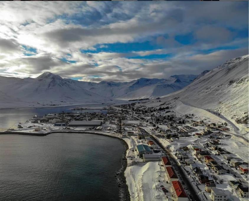 Apartamento Scenic Penthouse - Ocean View & Skylight Windows Siglufjordur Exterior foto