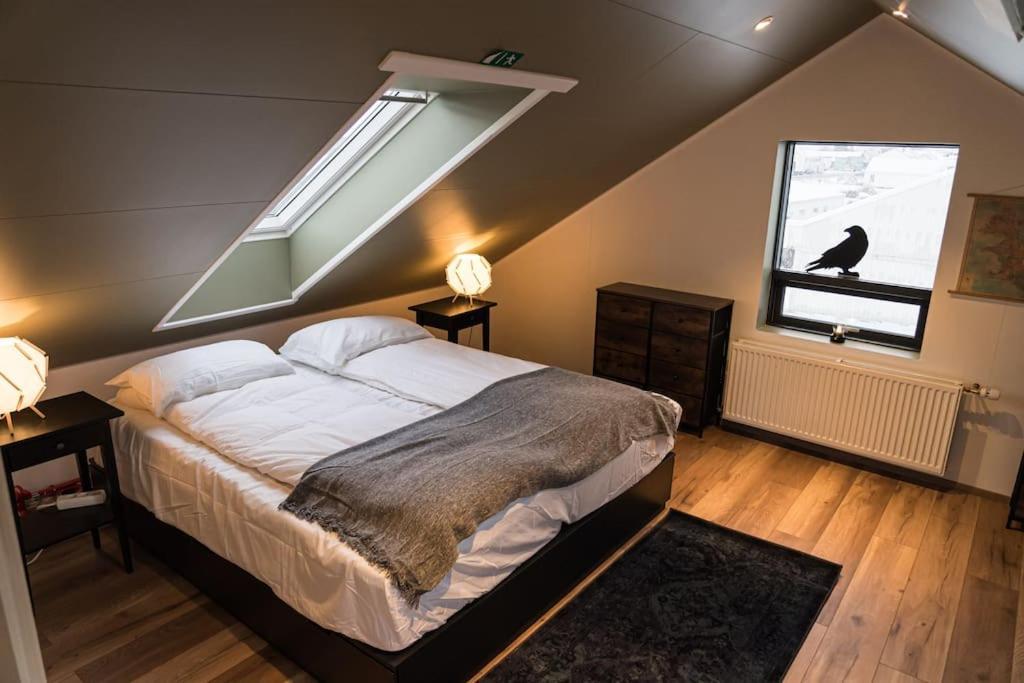 Apartamento Scenic Penthouse - Ocean View & Skylight Windows Siglufjordur Exterior foto
