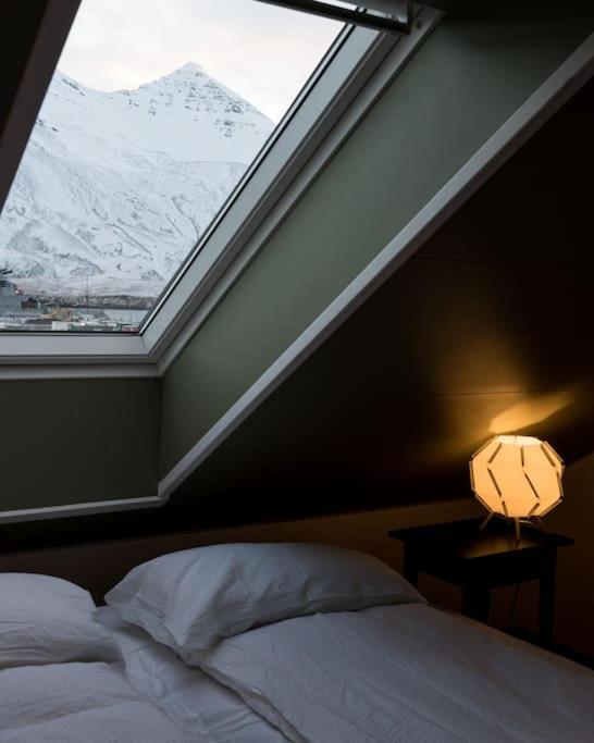 Apartamento Scenic Penthouse - Ocean View & Skylight Windows Siglufjordur Exterior foto