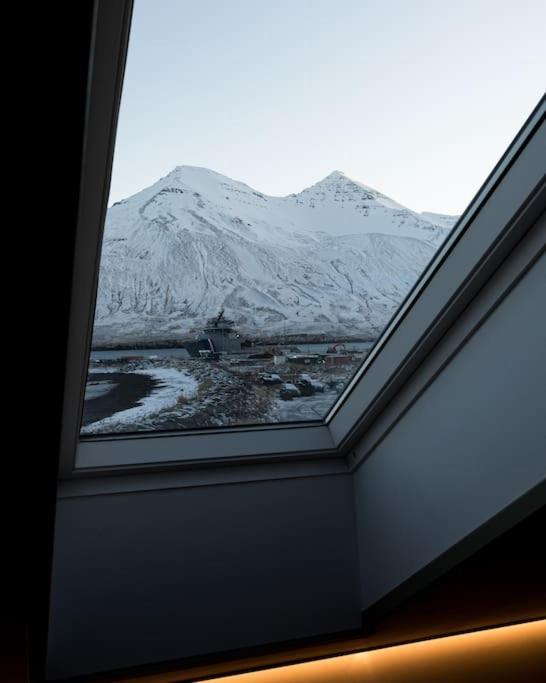 Apartamento Scenic Penthouse - Ocean View & Skylight Windows Siglufjordur Exterior foto