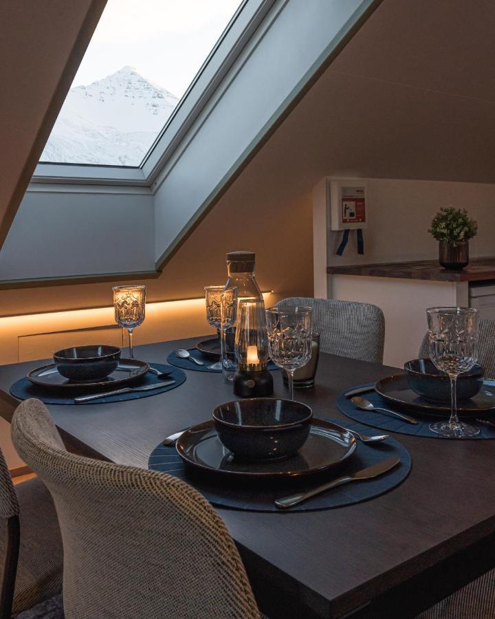 Apartamento Scenic Penthouse - Ocean View & Skylight Windows Siglufjordur Exterior foto